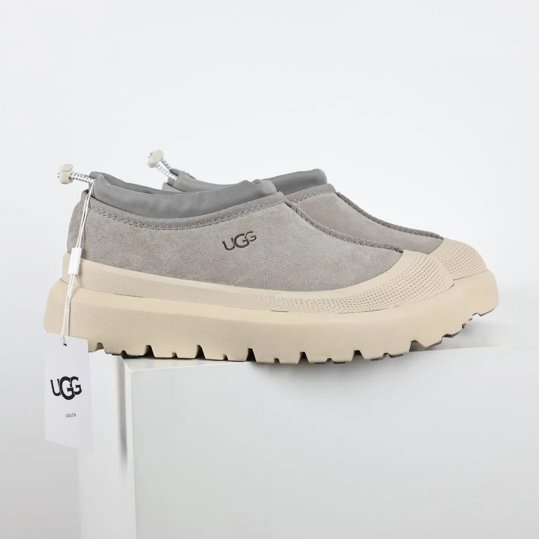 Pick up locally 💰620 Core recommendation Good price Cashmere insoles are a good choice for keeping warm in winter and at home. In the new year, uug launched a series of styles, which are partially geared towards the preferences of young consumers and are also at the forefront of fashion trends. Shoe body material Water-repellent coated suede upper 17mm UGGPURE™ implanted wool insole Lightweight non-slip comfortable rubber outsole With brand LOGO Trademark Comes with a full set of packaging Size: 40 41 42 43 44